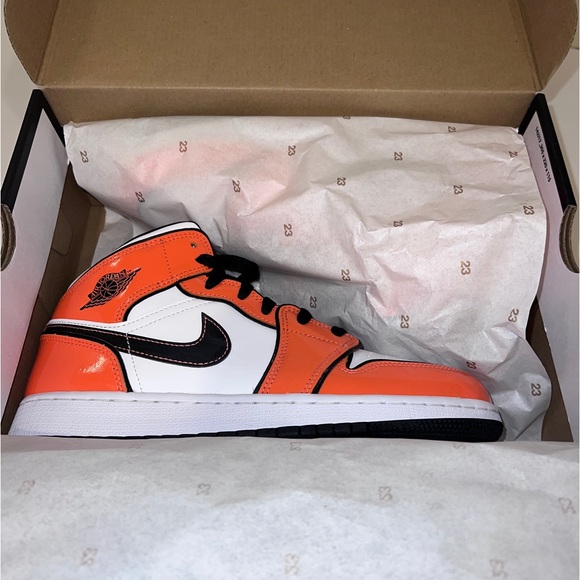 Turf Orange Air Jordan 1 Mid SE main image 8